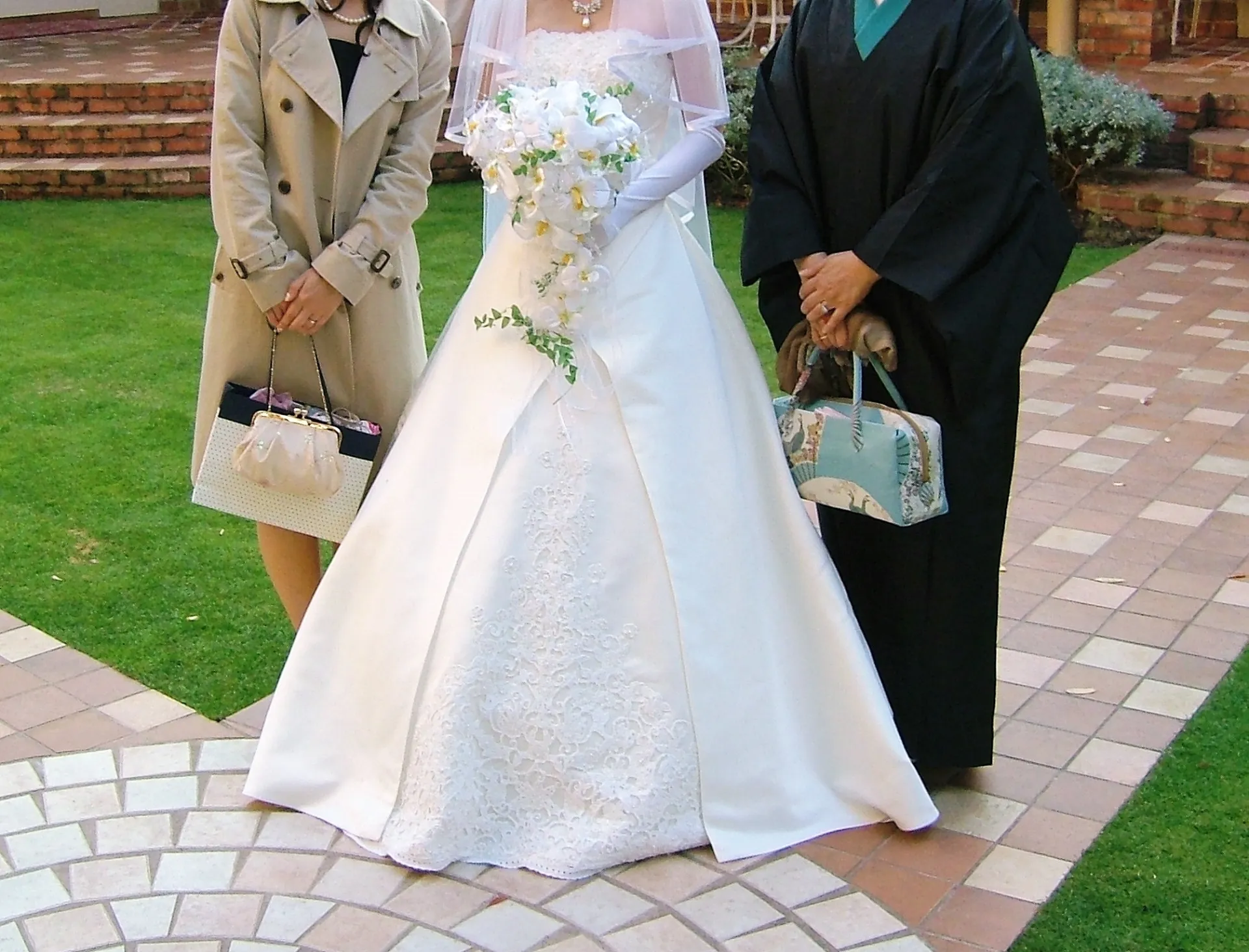 Wedding couple with confetti