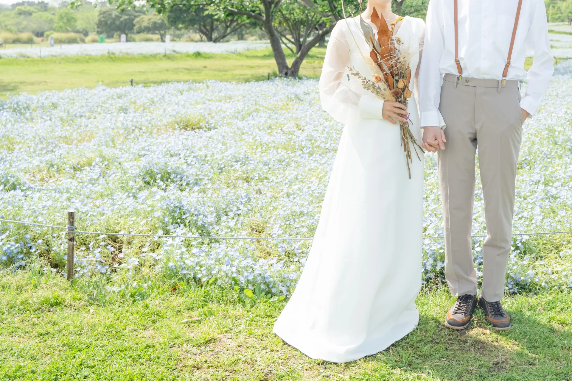 Wedding couple with confetti