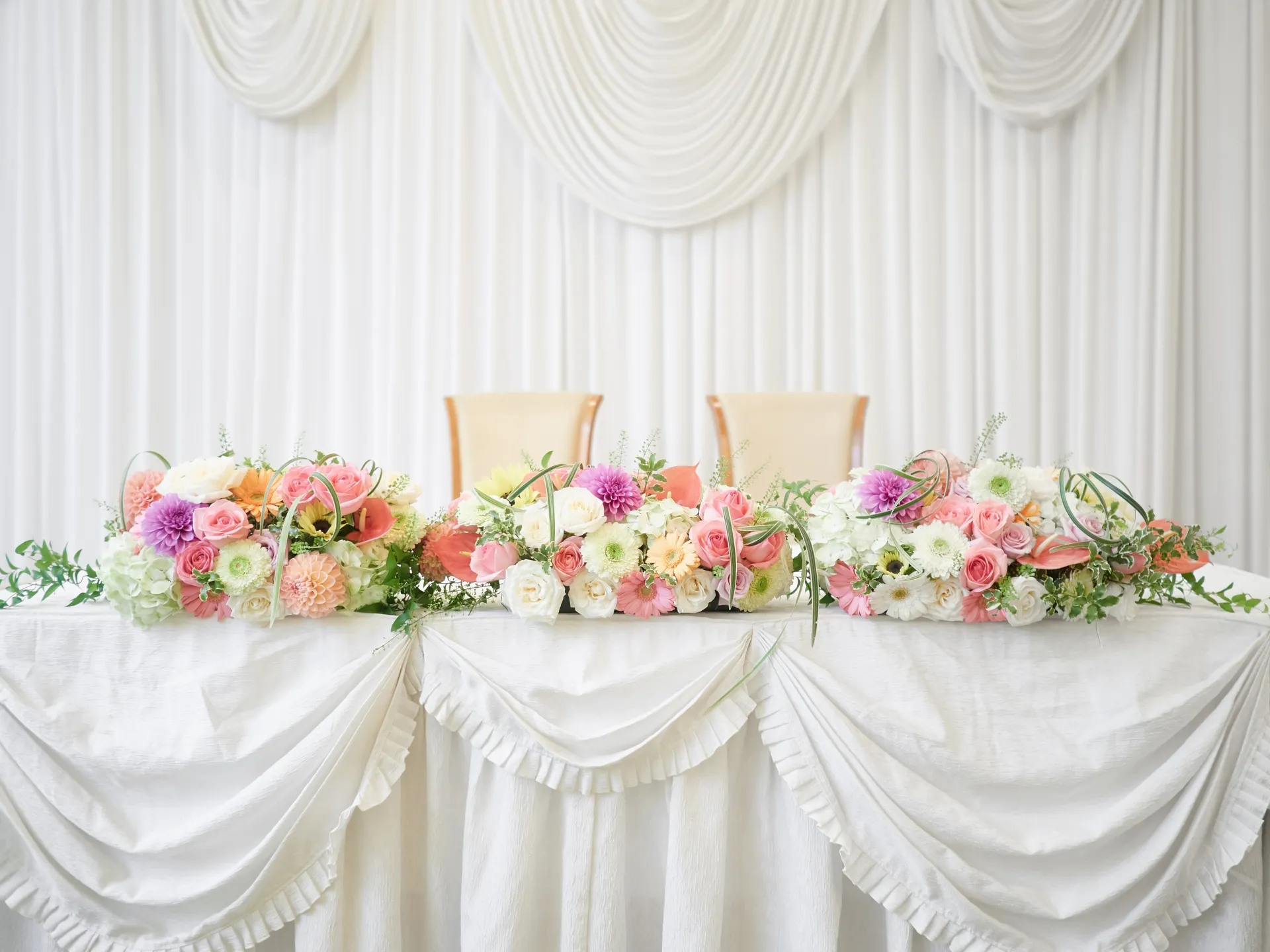 Wedding couple with confetti