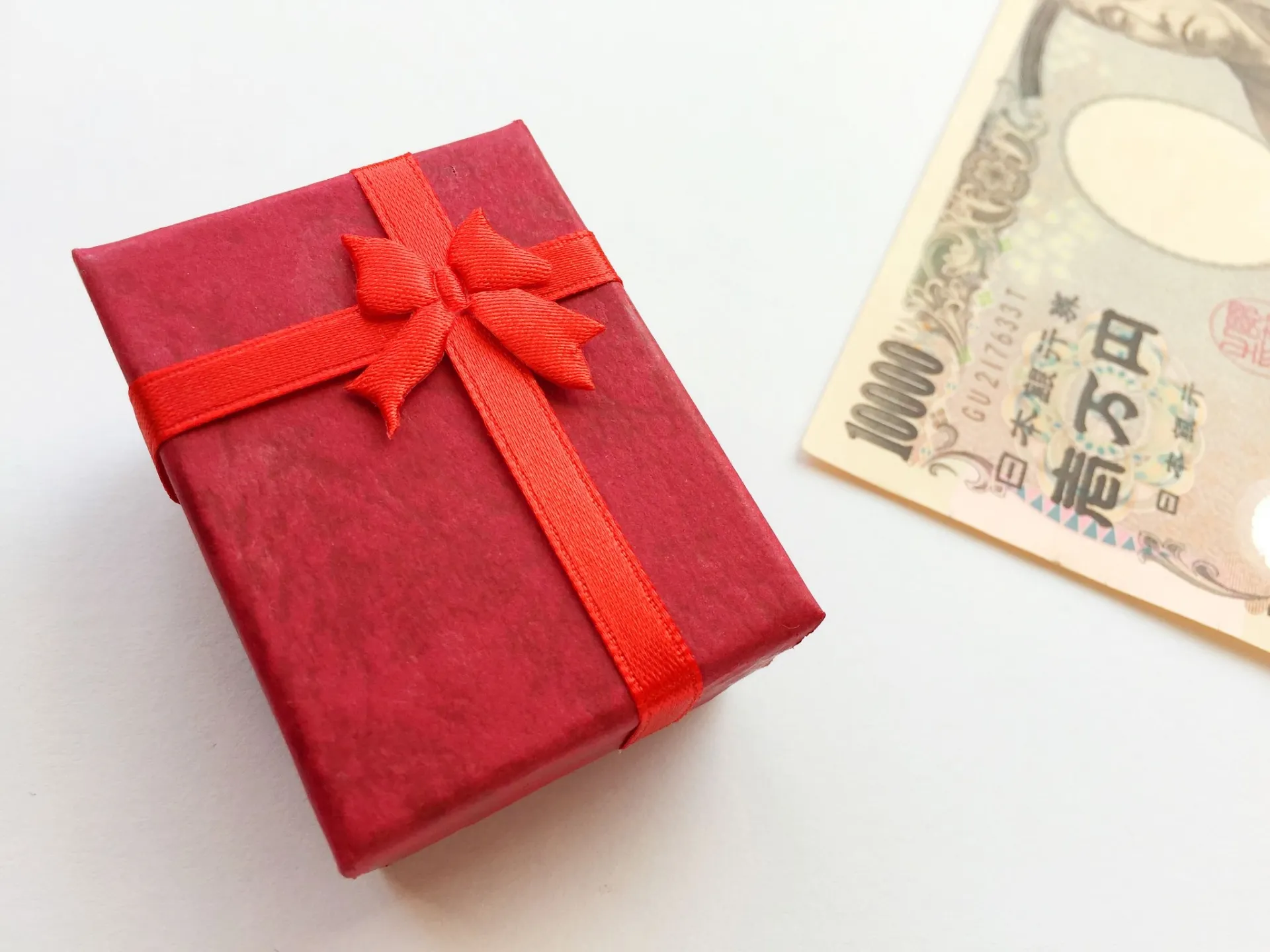 お祝いギフトと1万円札