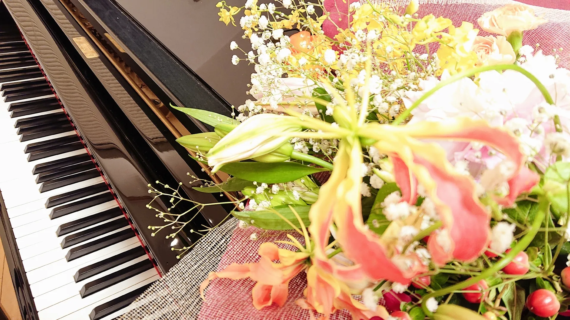 ピアノと花