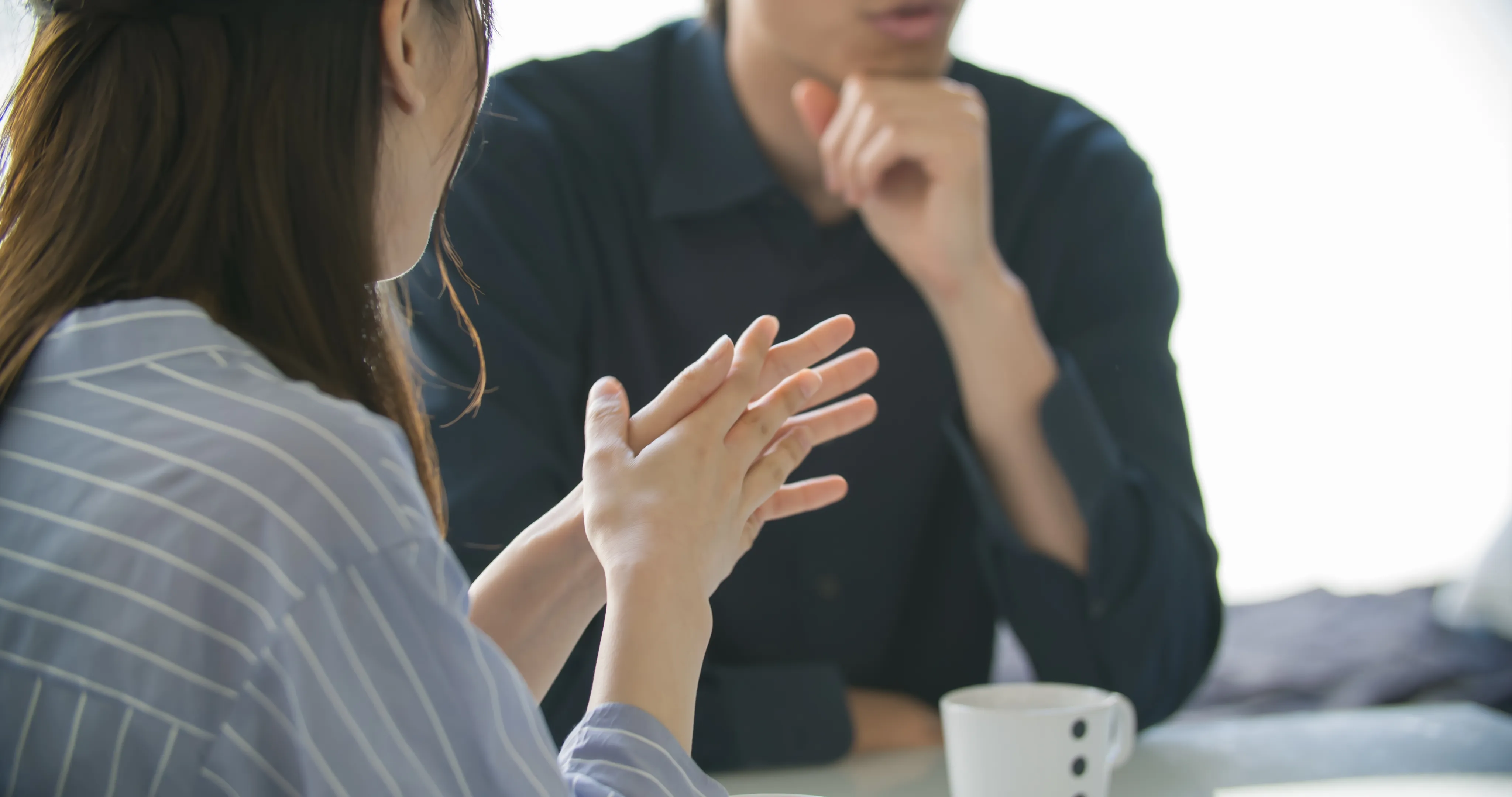 話し合う男女