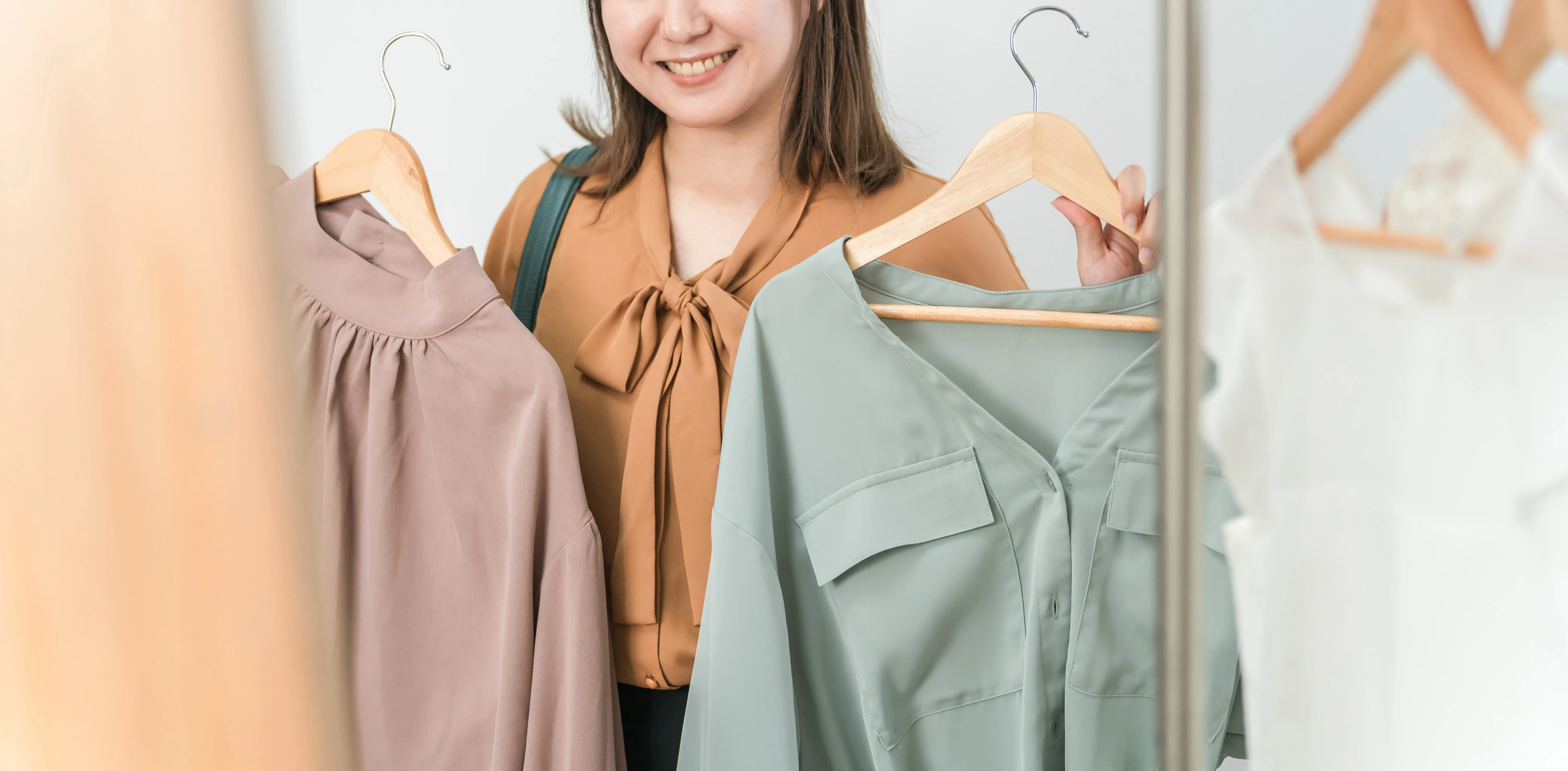 服を選ぶ女性