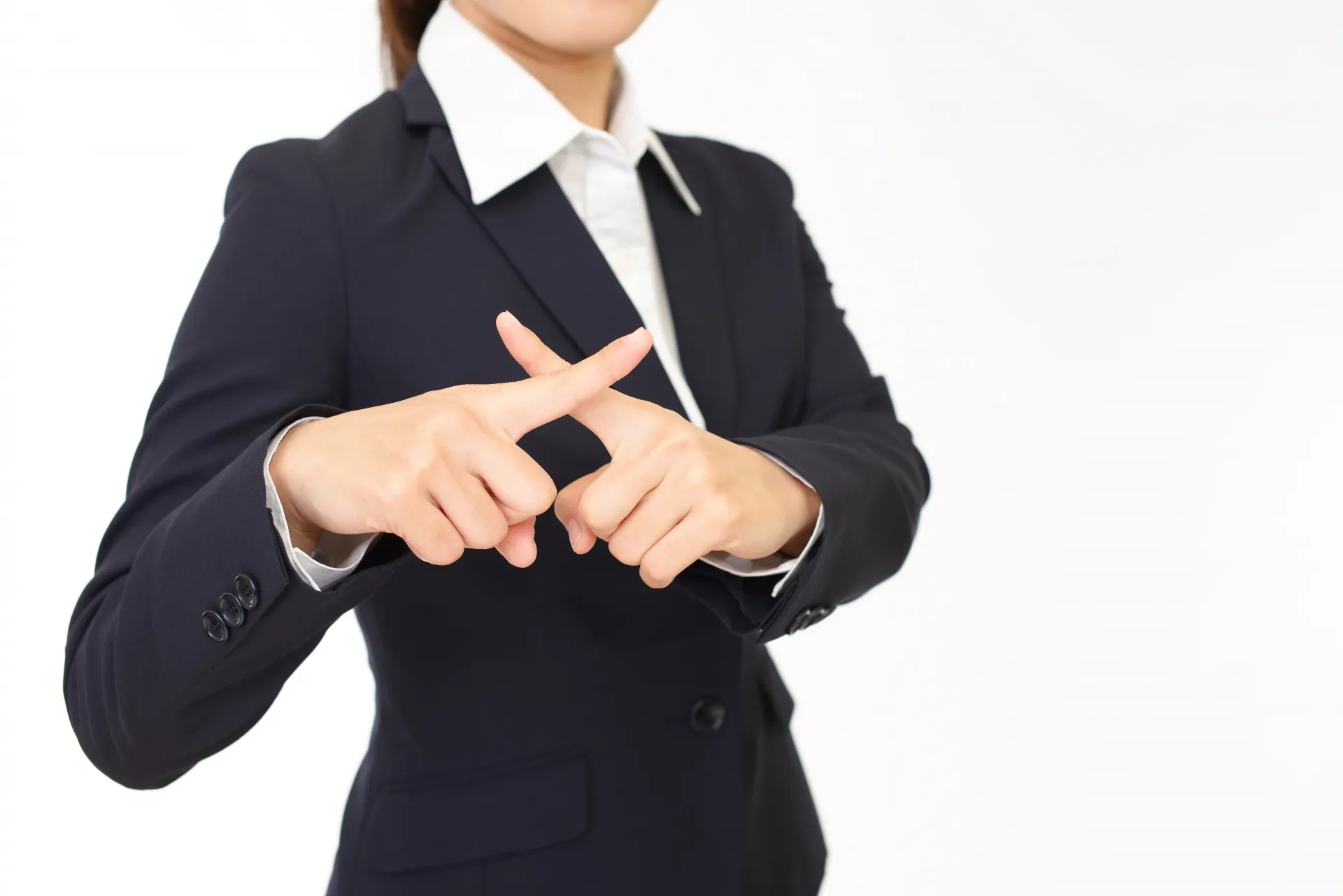 手でバツする女性