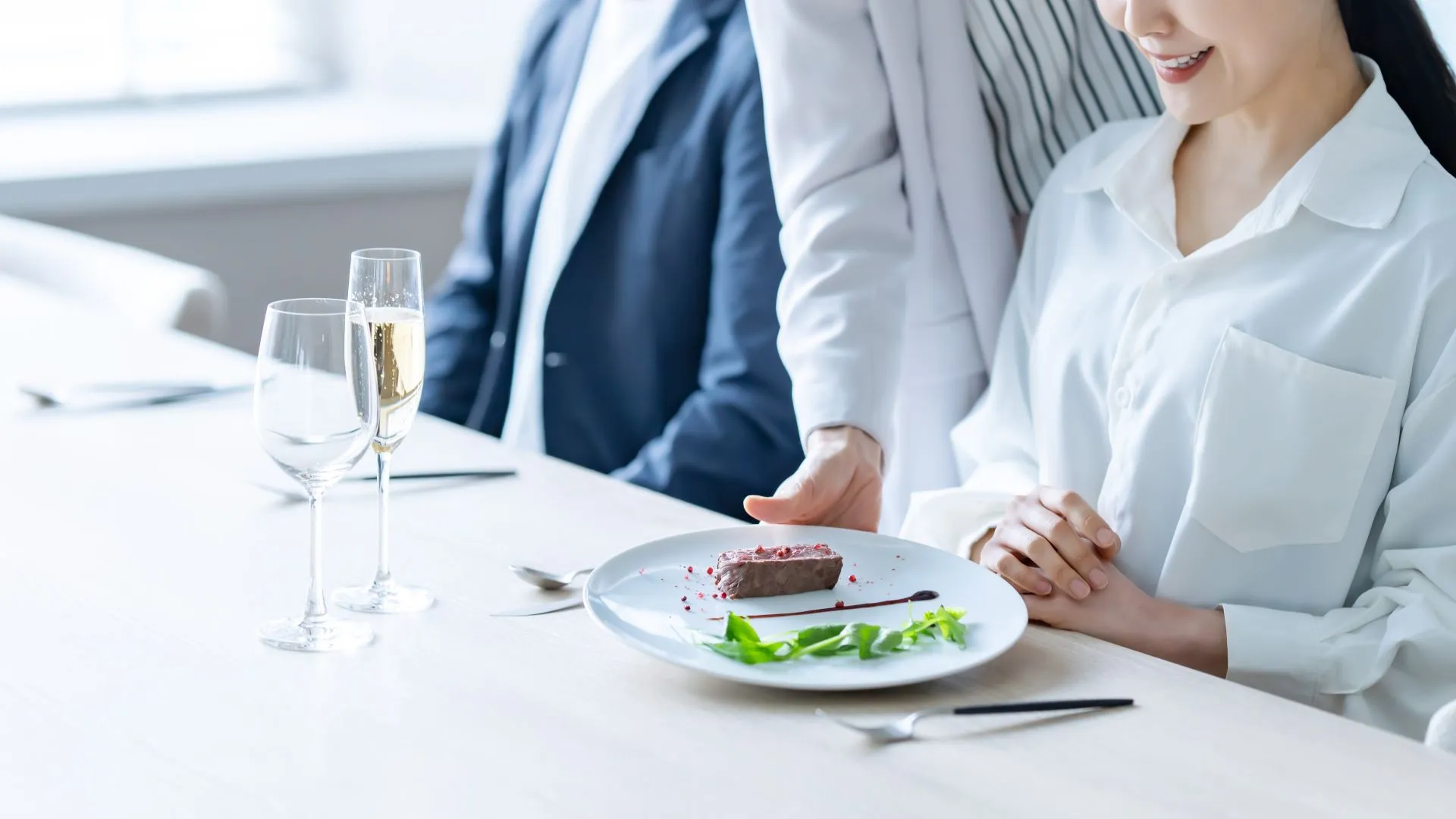 テーブルに運ばれた料理