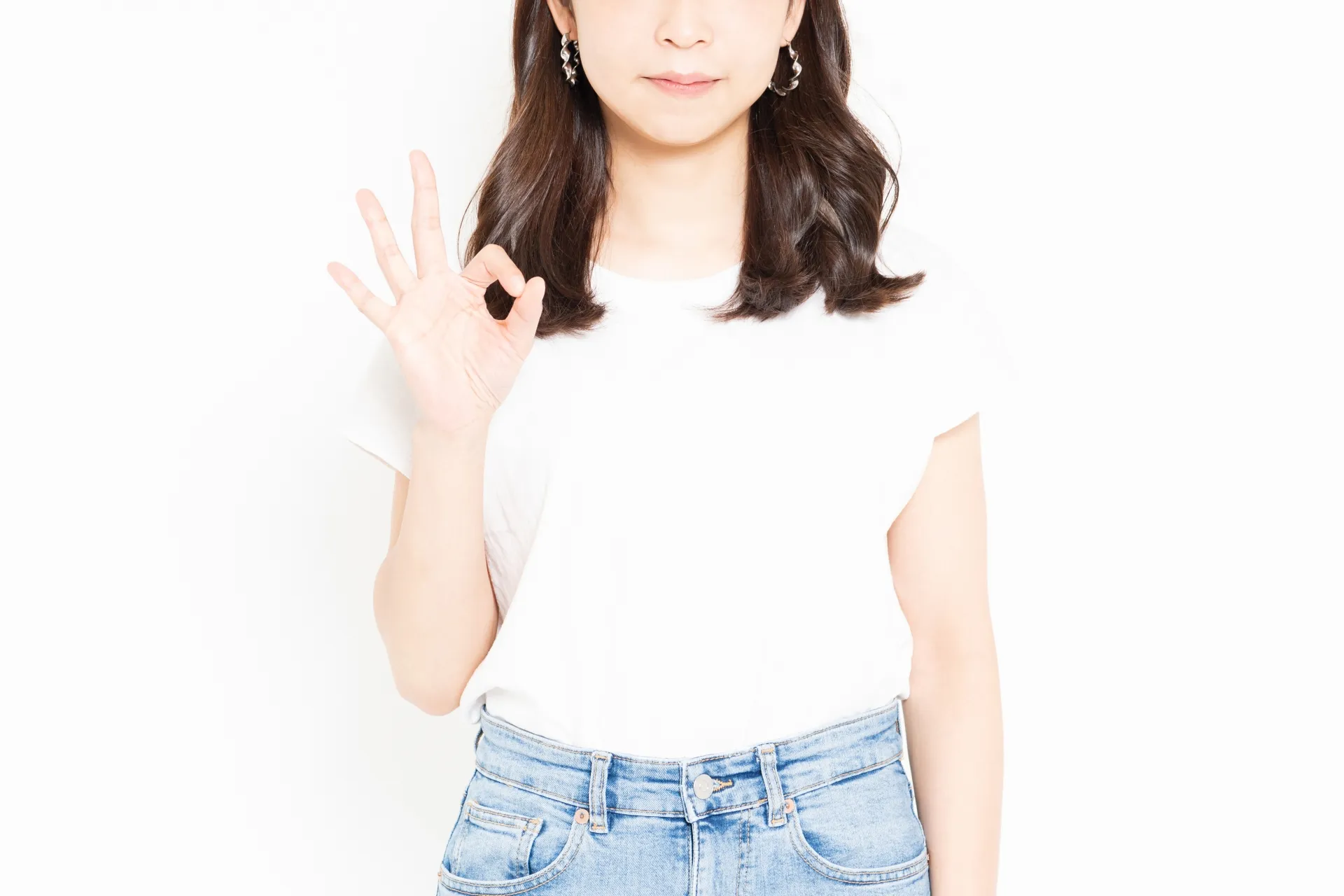OKポーズする女性
