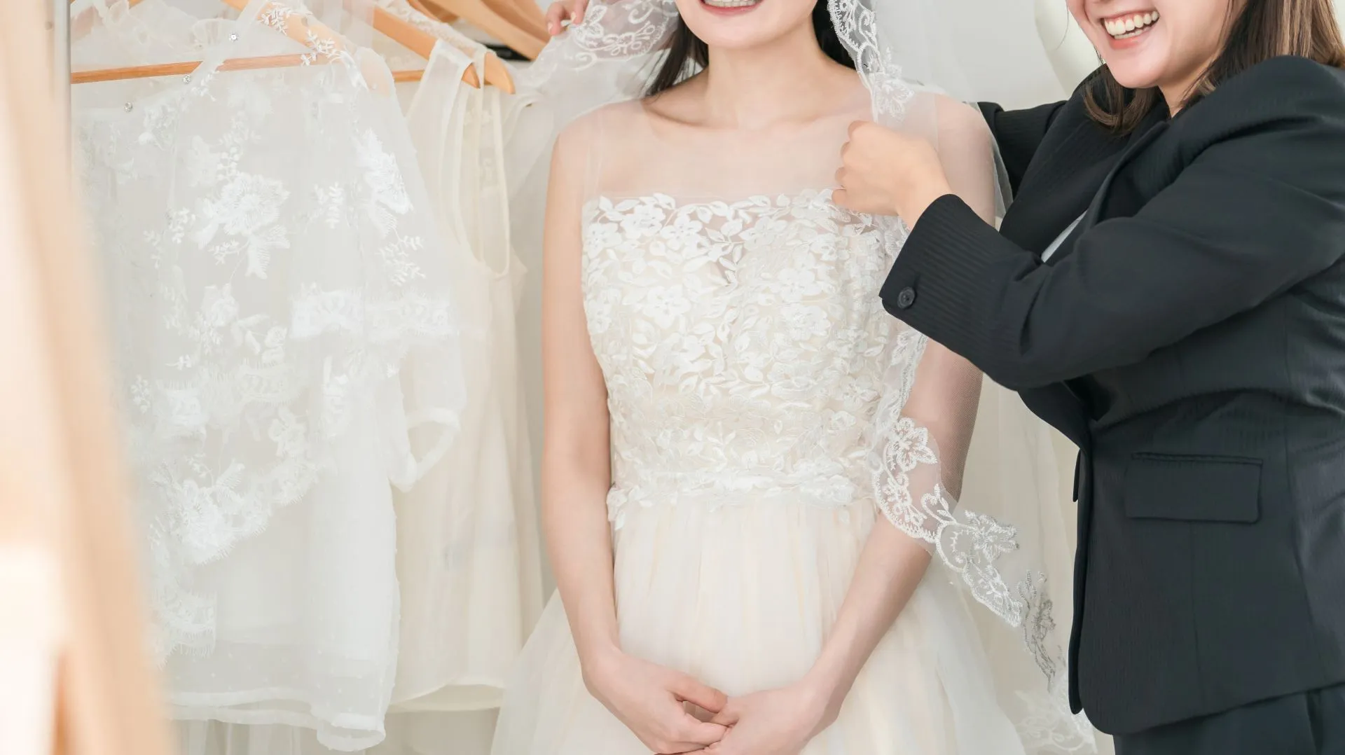 ドレスを試着する女性とスタッフ