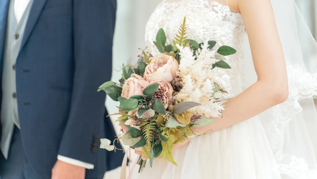 Wedding couple with confetti