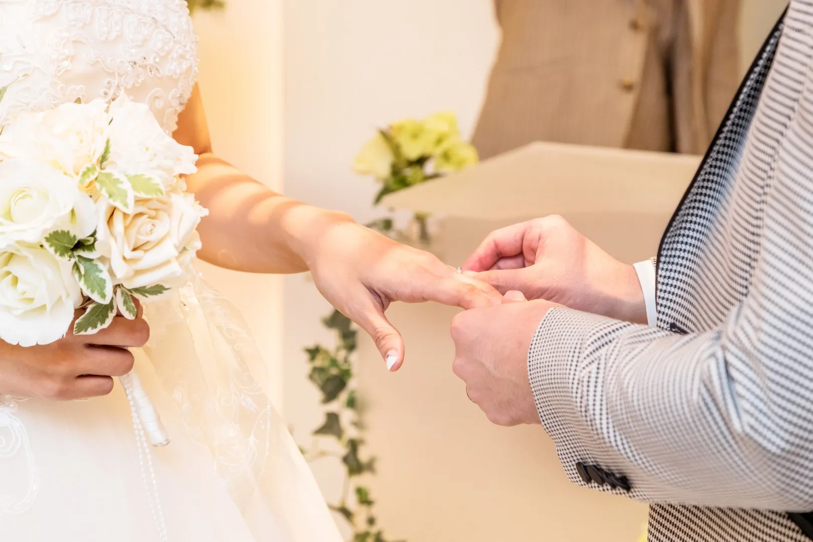 Wedding couple with confetti