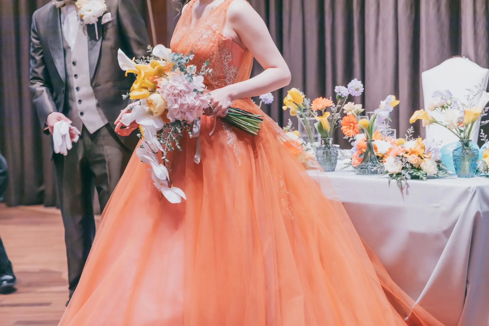 Wedding couple with confetti