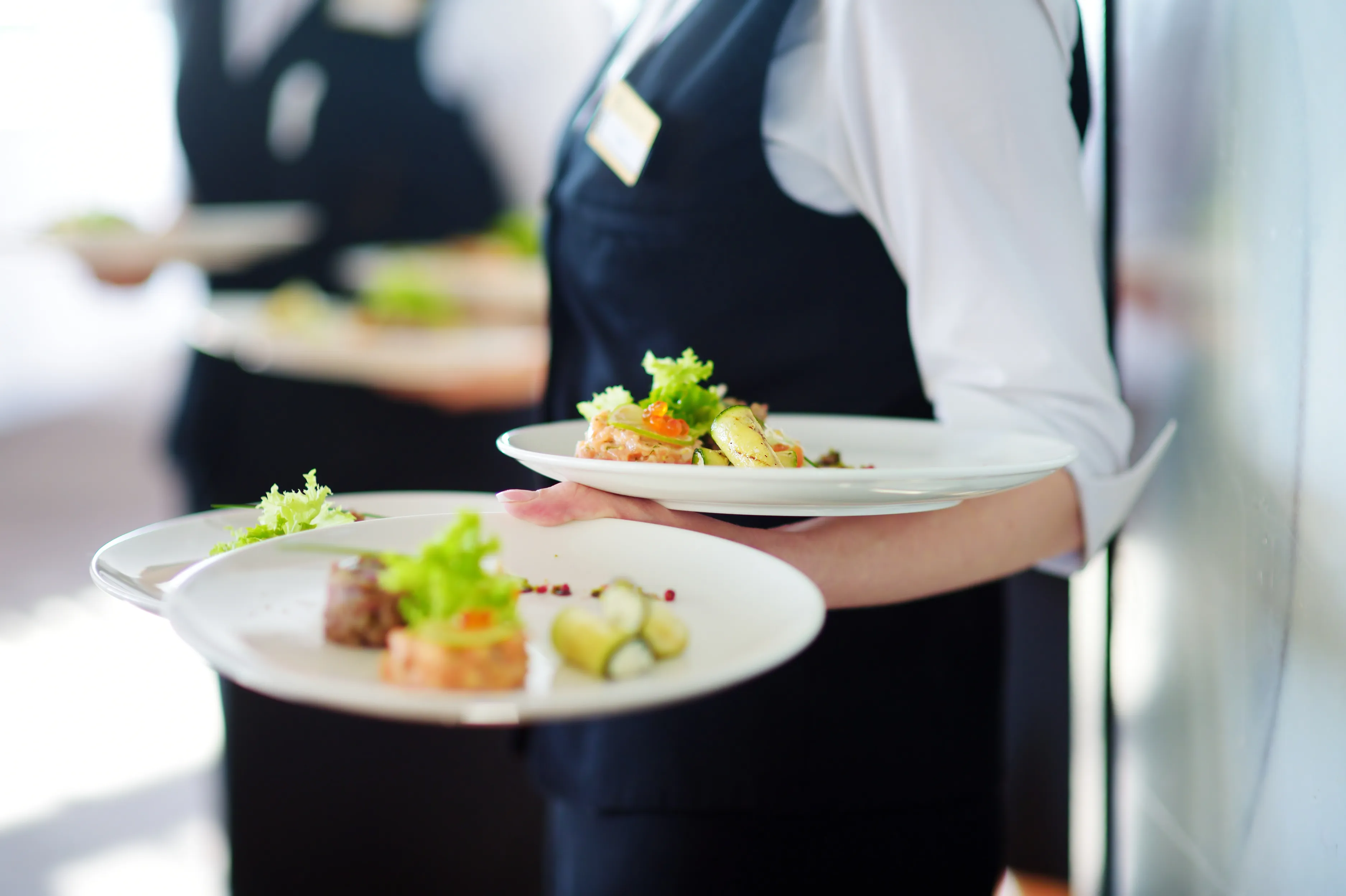 料理を運ぶ結婚式場スタッフ
