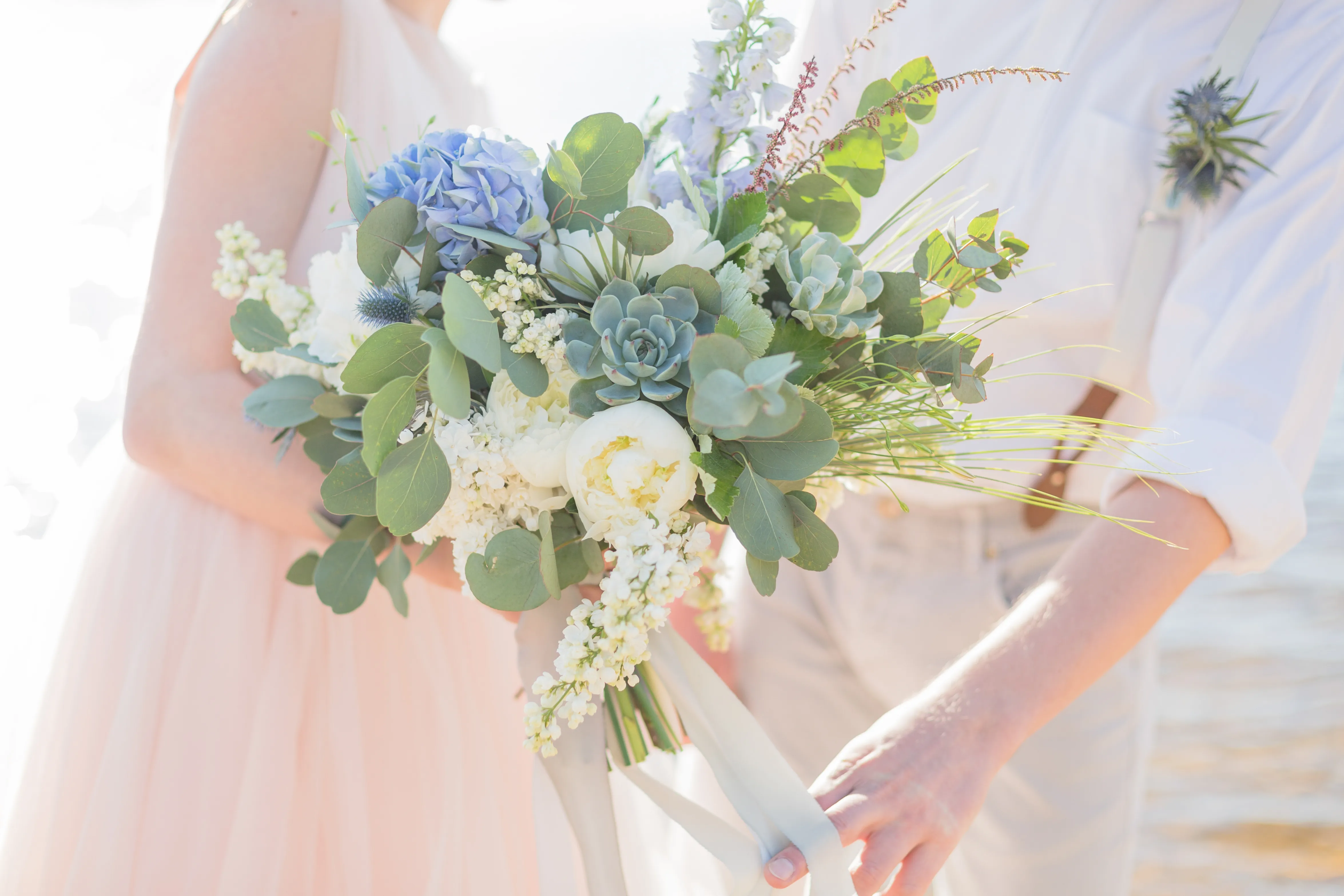 Wedding couple with confetti