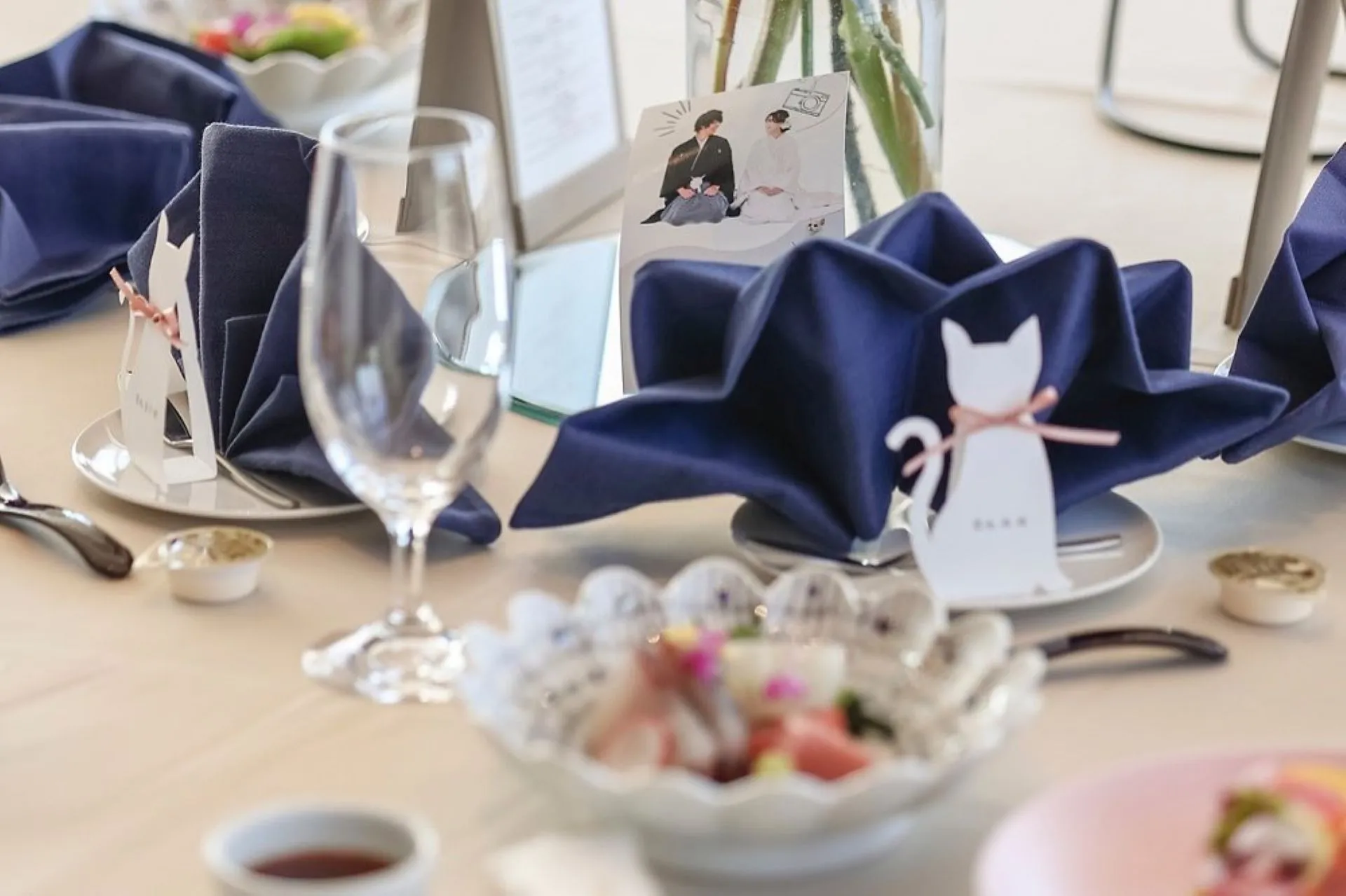 猫の席札を置いたテーブル