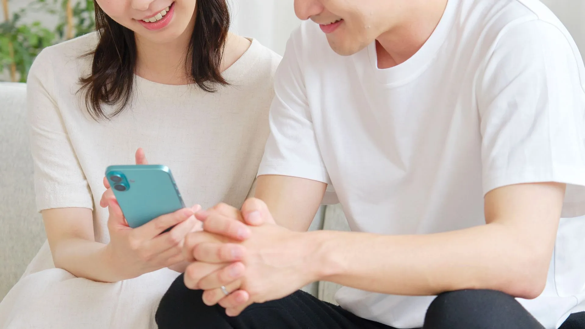 スマホでフリープランナーを探すカップル