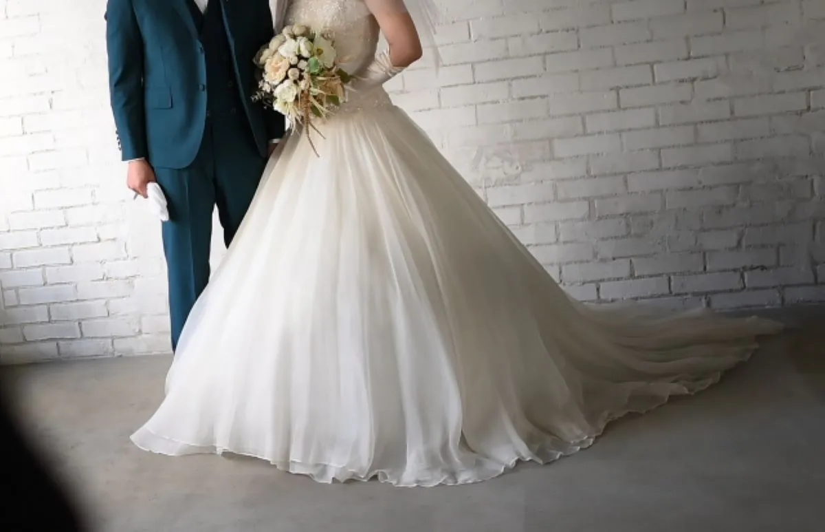 Wedding couple with confetti